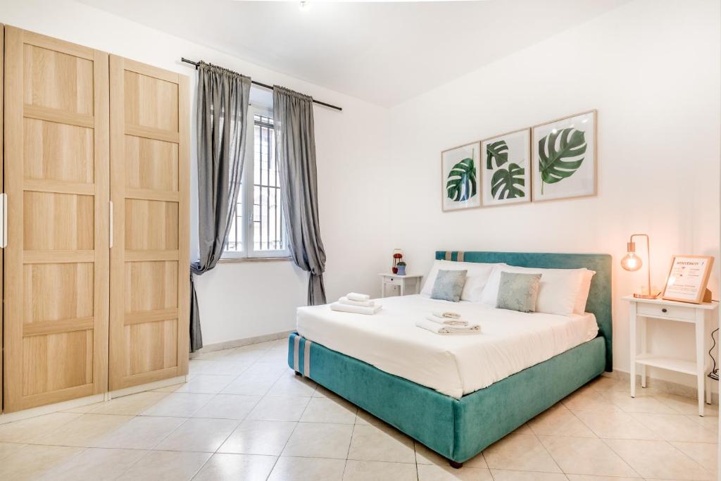 um quarto com uma cama e uma porta em Petite Maison 19 em Roma