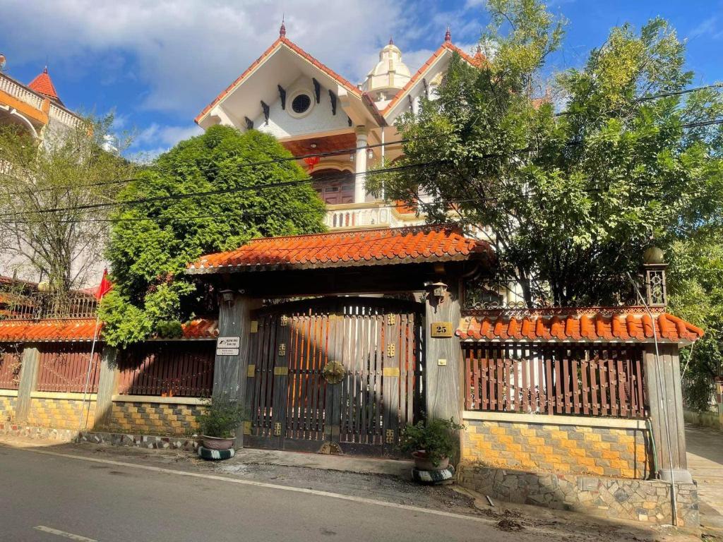 une grande maison avec un portail et une clôture dans l'établissement The Memory villa, à Mộc Châu