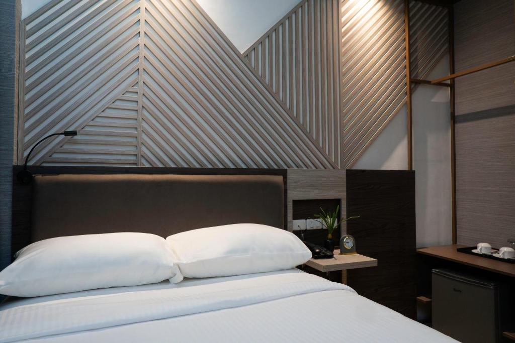 Postel nebo postele na pokoji v ubytování Adelina Hotel and Suites