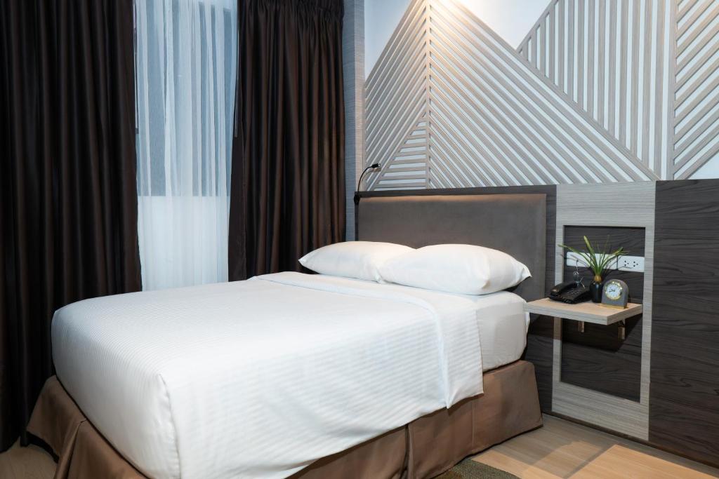 Postel nebo postele na pokoji v ubytování Adelina Hotel and Suites