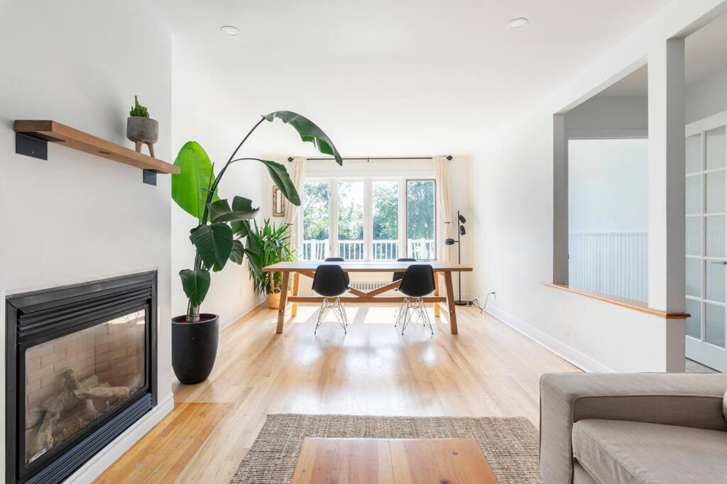 蒙特利尔Bright Riverfront 3-Bedroom Condo的客厅设有壁炉和桌子