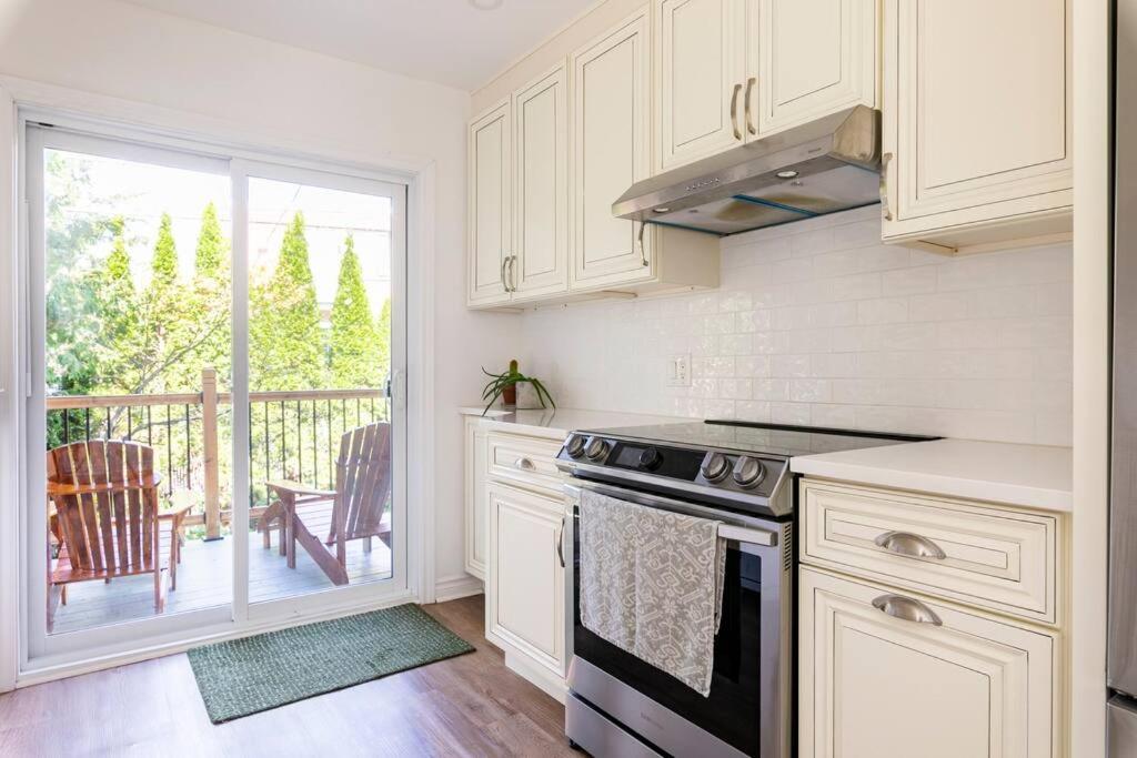 Bright Riverfront 3-Bedroom Condo的厨房或小厨房
