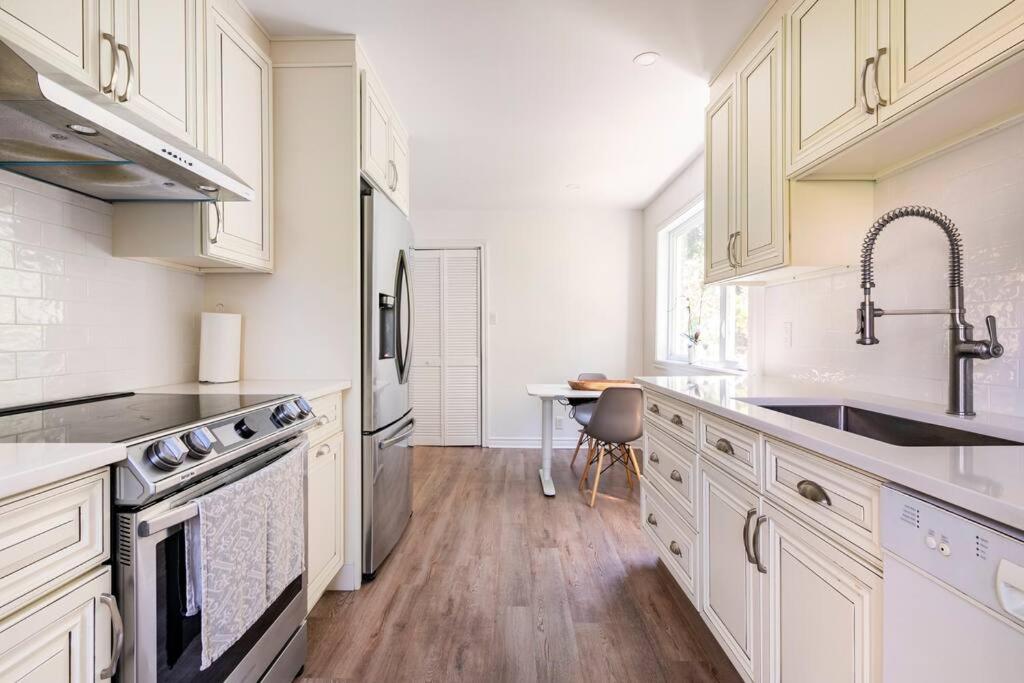 Bright Riverfront 3-Bedroom Condo的厨房或小厨房