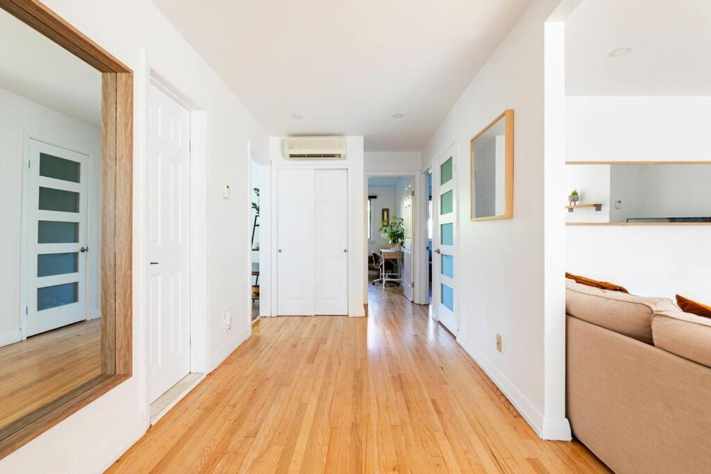 蒙特利尔Bright Riverfront 3-Bedroom Condo的相册照片