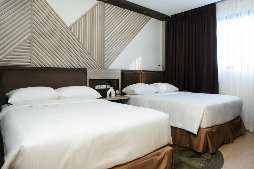Postel nebo postele na pokoji v ubytování Adelina Hotel and Suites