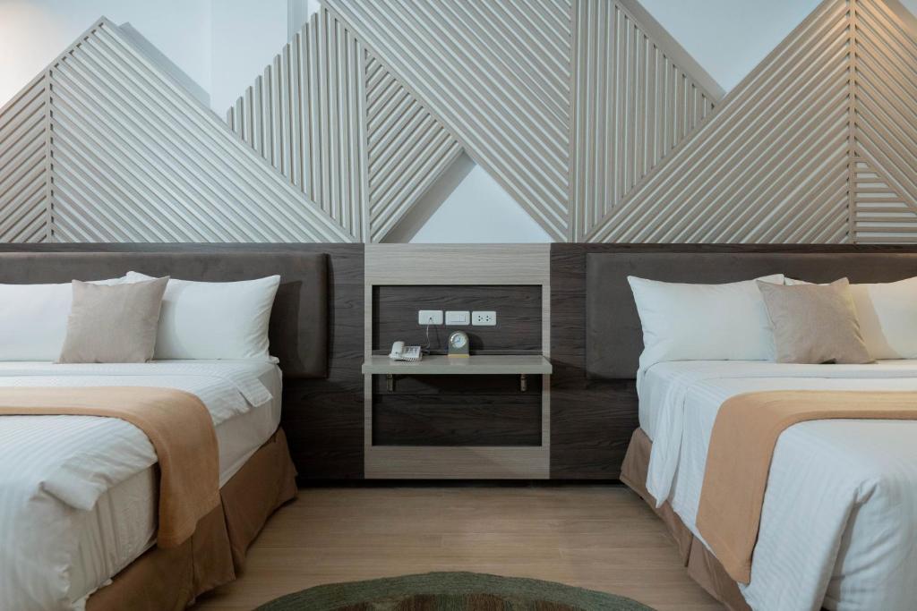 Postel nebo postele na pokoji v ubytování Adelina Hotel and Suites