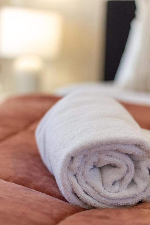 Central Charm 2 bed 2 bath w/ sunny Balcony - Resim 35