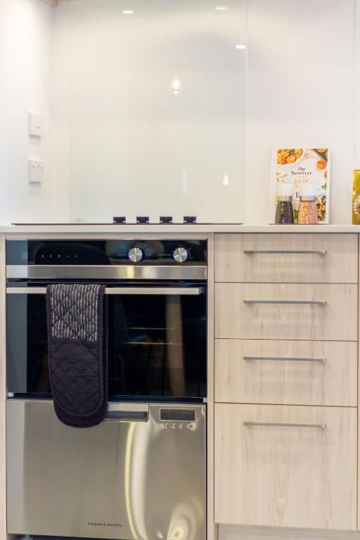 Central Charm 2 bed 2 bath w/ sunny Balcony - Resim 20