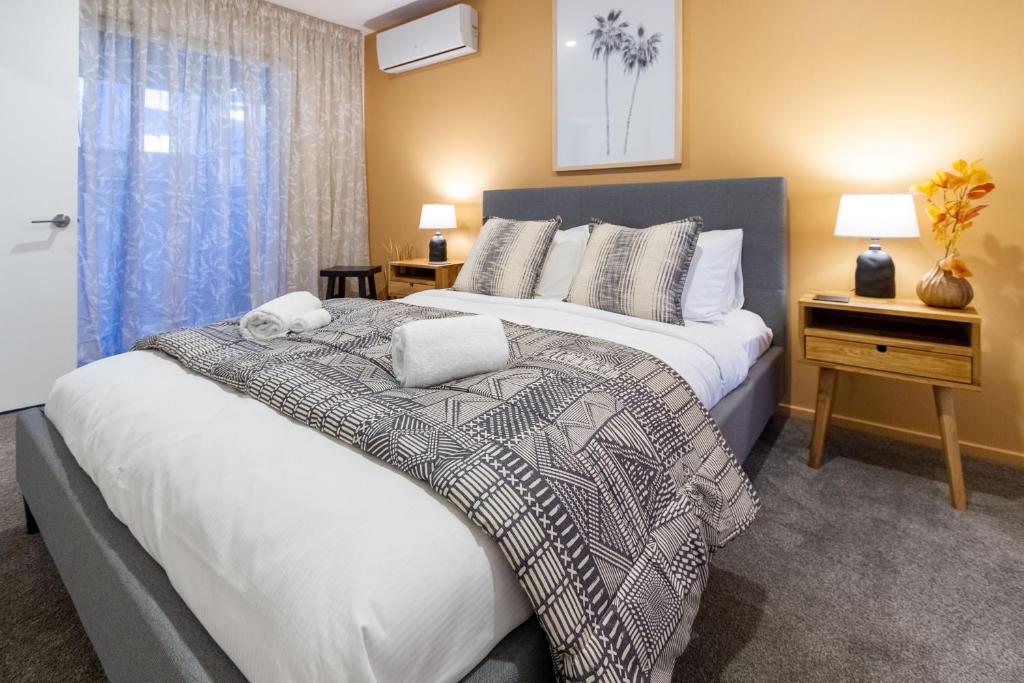 Central Charm 2 bed 2 bath w/ sunny Balcony - Resim 6