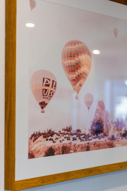 Central Charm 2 bed 2 bath w/ sunny Balcony - Resim 31