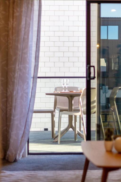 Central Charm 2 bed 2 bath w/ sunny Balcony - Resim 12