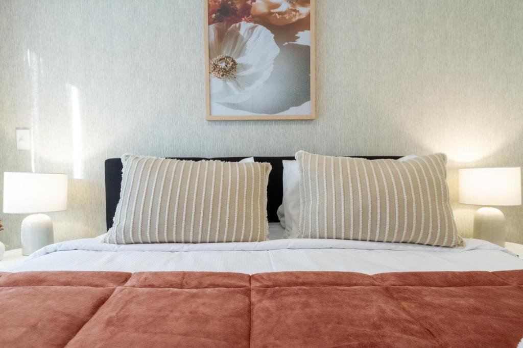 Central Charm 2 bed 2 bath w/ sunny Balcony - Resim 32