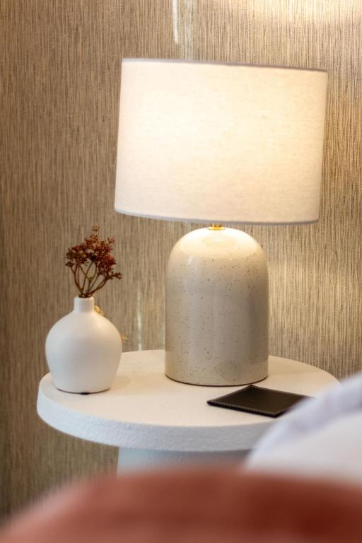 Central Charm 2 bed 2 bath w/ sunny Balcony - Resim 43