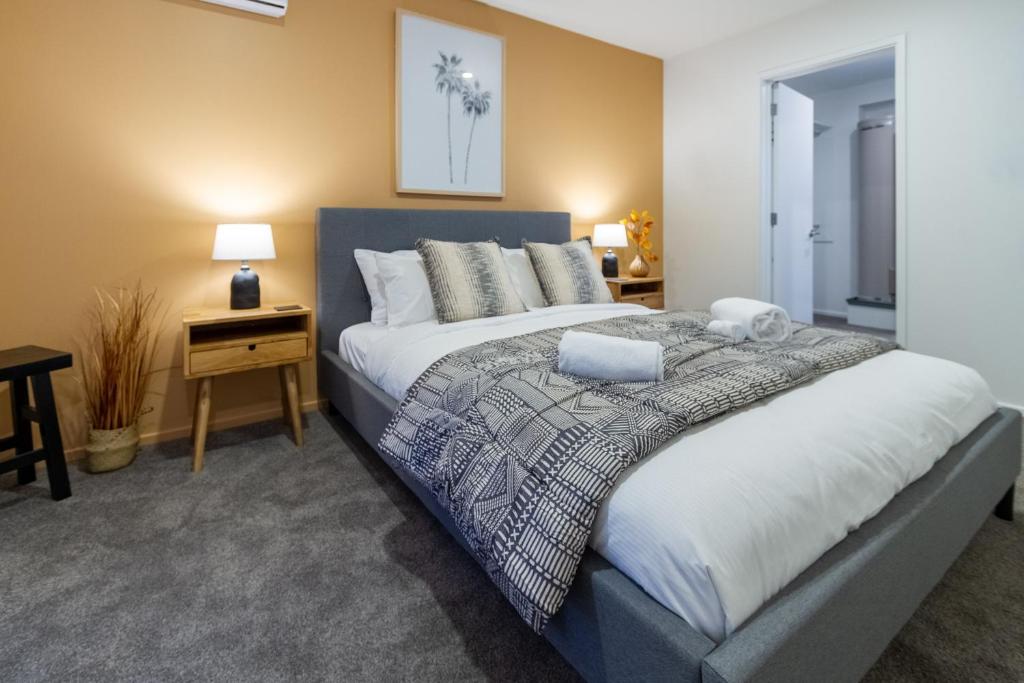 Central Charm 2 bed 2 bath w/ sunny Balcony - Resim 41