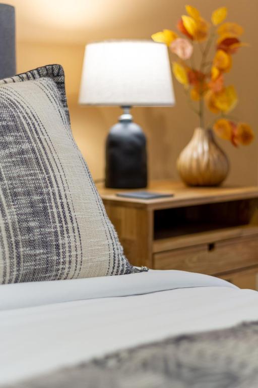 Central Charm 2 bed 2 bath w/ sunny Balcony - Resim 40