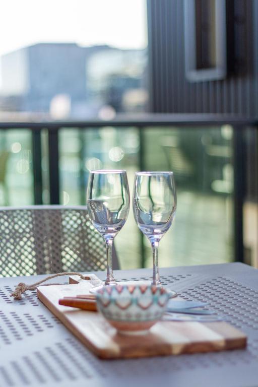 Central Charm 2 bed 2 bath w/ sunny Balcony - Resim 11