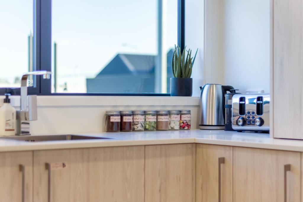 Central Charm 2 bed 2 bath w/ sunny Balcony - Resim 30