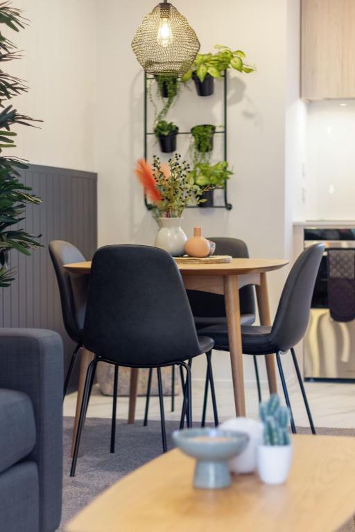 Central Charm 2 bed 2 bath w/ sunny Balcony - Resim 23