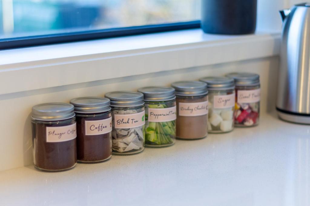 Central Charm 2 bed 2 bath w/ sunny Balcony - Resim 29