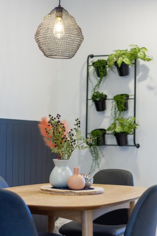 Central Charm 2 bed 2 bath w/ sunny Balcony - Resim 16