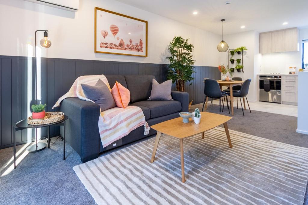 Central Charm 2 bed 2 bath w/ sunny Balcony - Resim 4