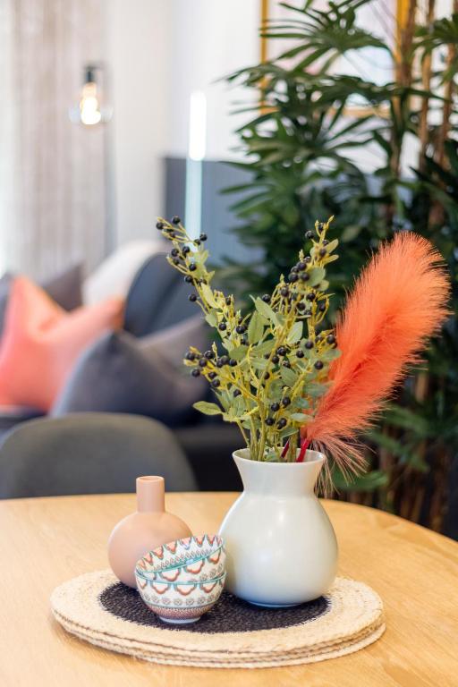 Central Charm 2 bed 2 bath w/ sunny Balcony - Resim 18