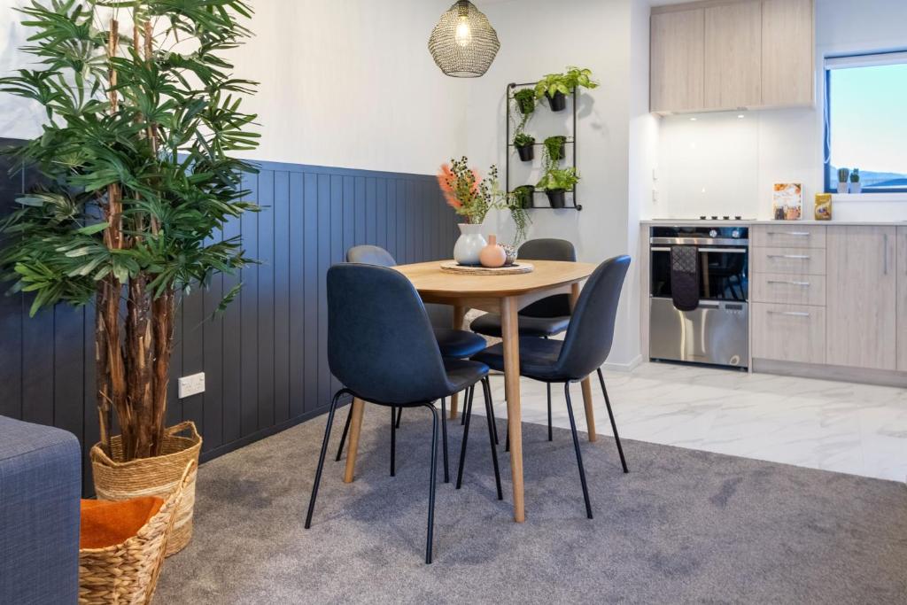 Central Charm 2 bed 2 bath w/ sunny Balcony - Resim 14