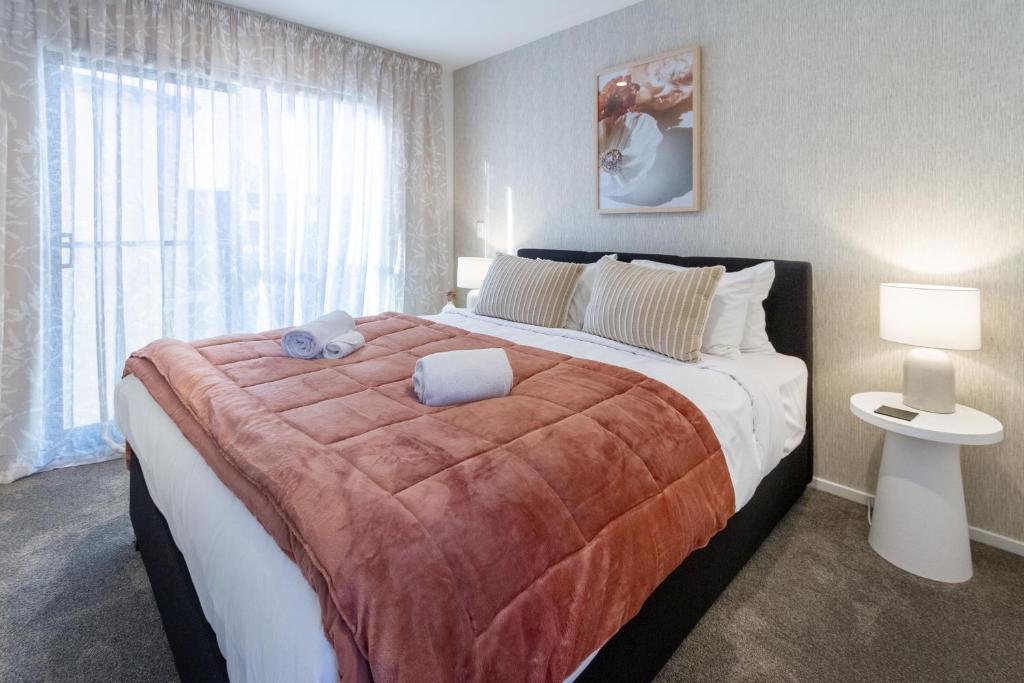 Central Charm 2 bed 2 bath w/ sunny Balcony - Resim 15