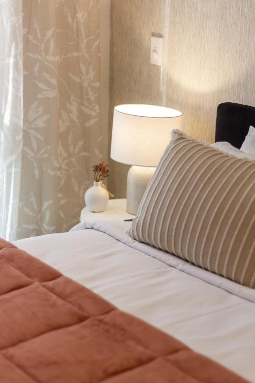 Central Charm 2 bed 2 bath w/ sunny Balcony - Resim 37