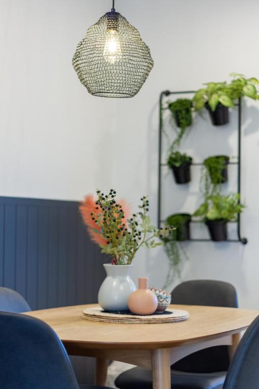 Central Charm 2 bed 2 bath w/ sunny Balcony - Resim 22