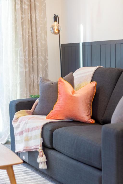 Central Charm 2 bed 2 bath w/ sunny Balcony - Resim 21