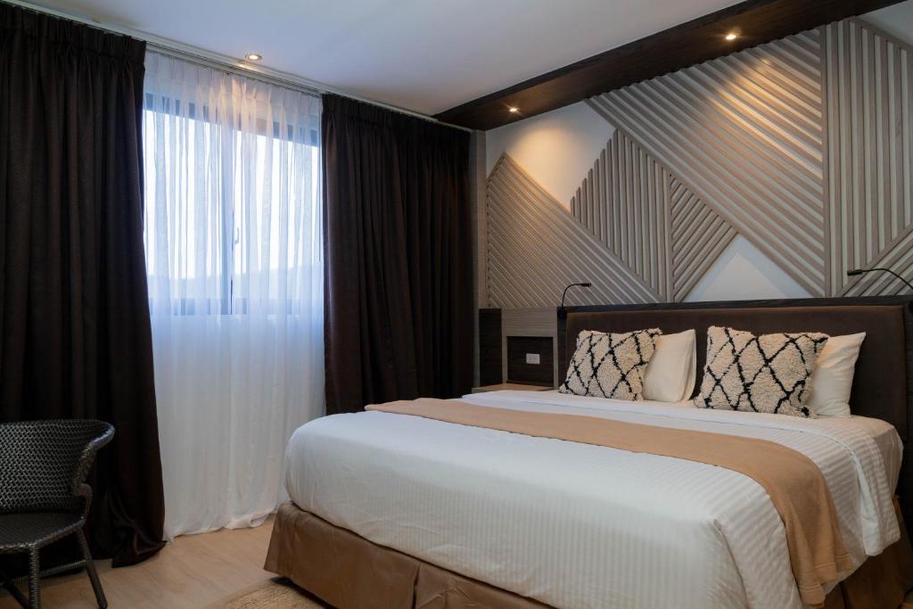 Postel nebo postele na pokoji v ubytování Adelina Hotel and Suites