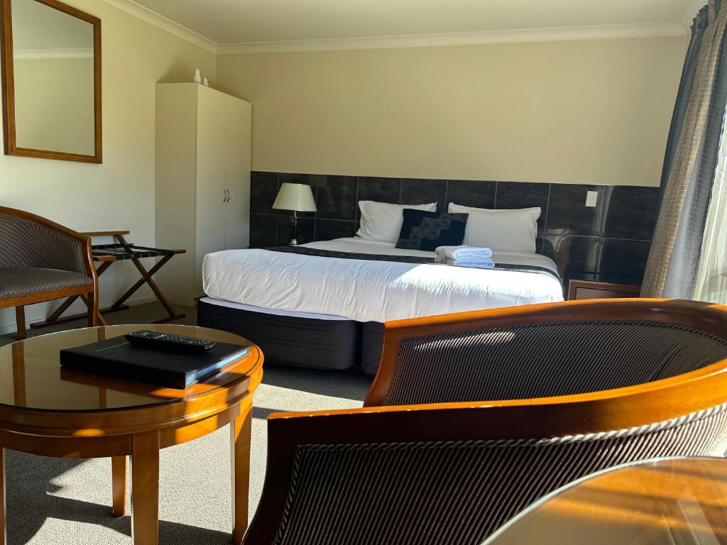 Postel nebo postele na pokoji v ubytování Admirals Motor Inn