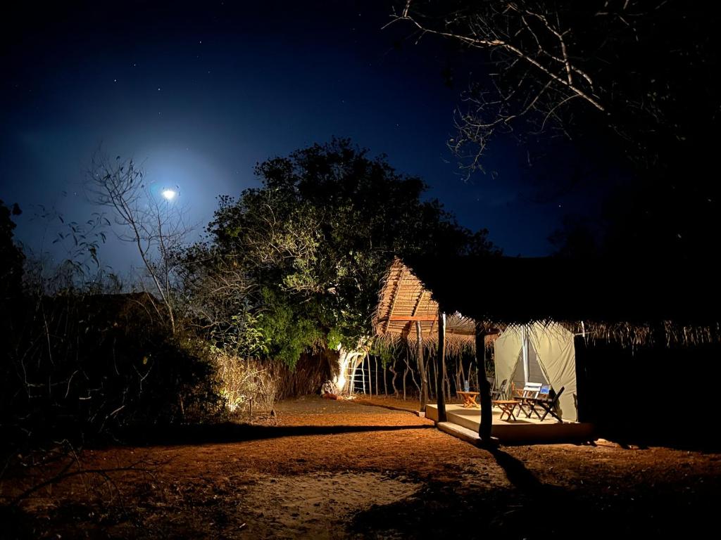 uma casa à noite com a lua no céu em Ranakeliya Lodge - Yala em Yala