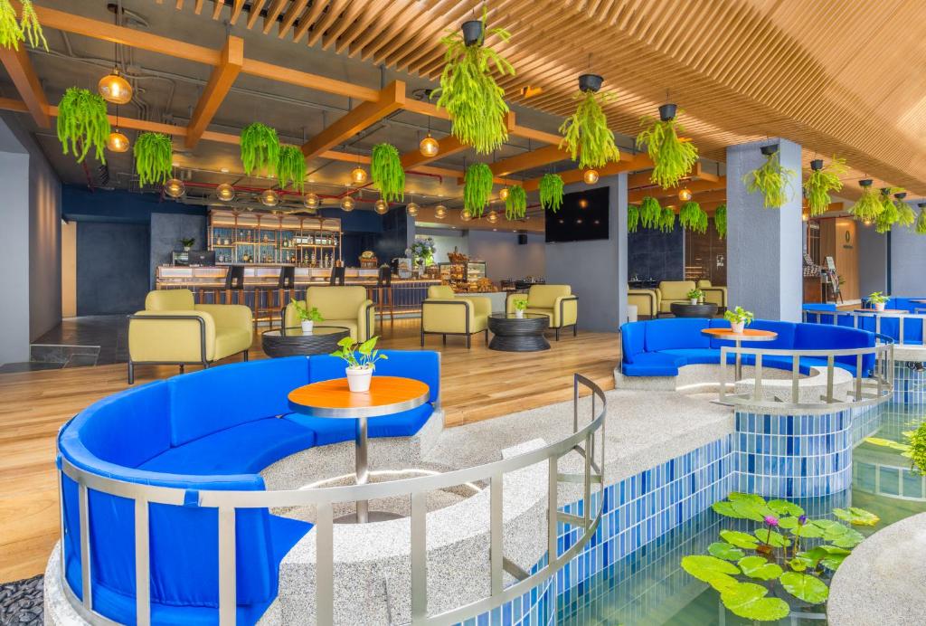Posezení v ubytování Deevana Plaza Phuket - SHA Extra Plus