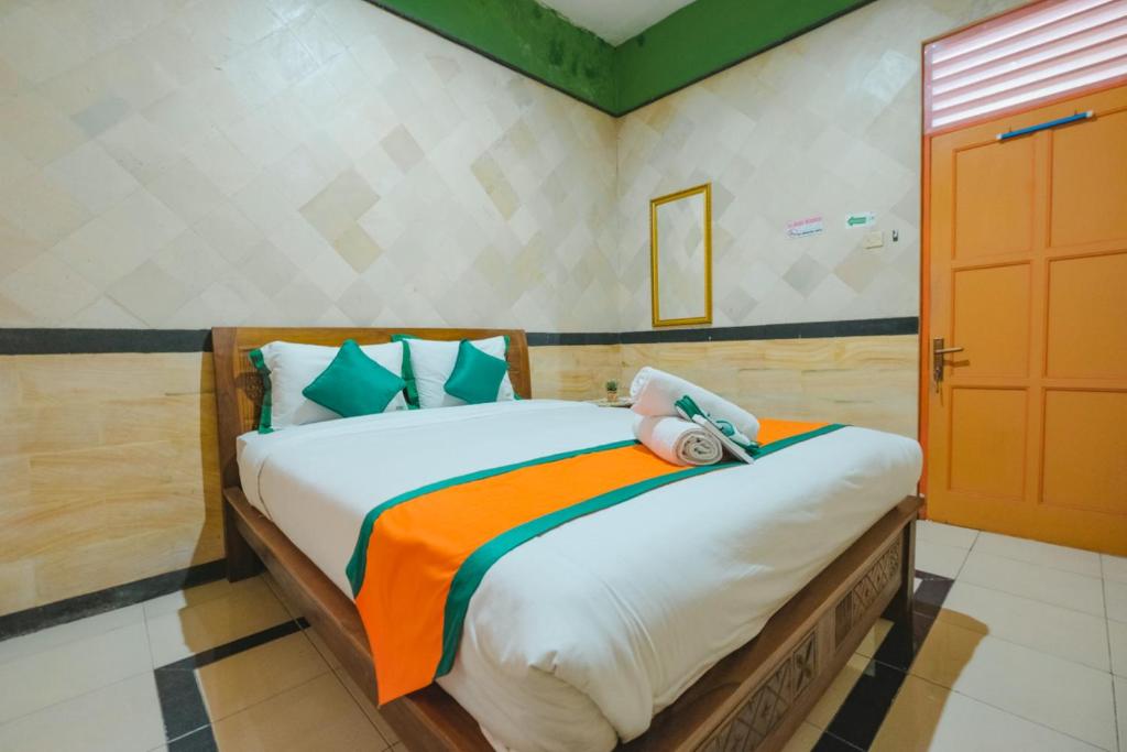 Tempat tidur dalam kamar di Homestay Simply Homy Jogja dekat Gembira Loka Zoo