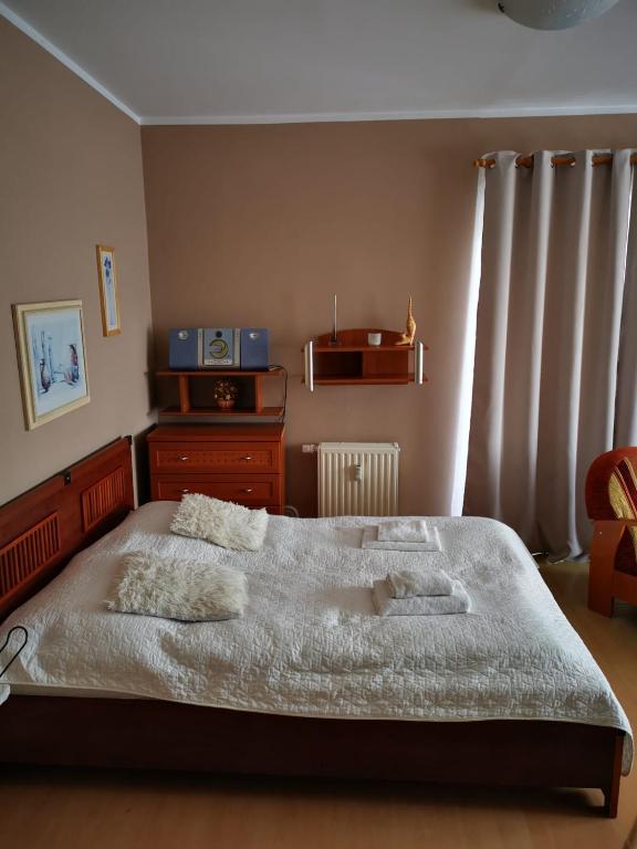Posteľ alebo postele v izbe v ubytovaní Apartament Reymonta z widokiem na morze