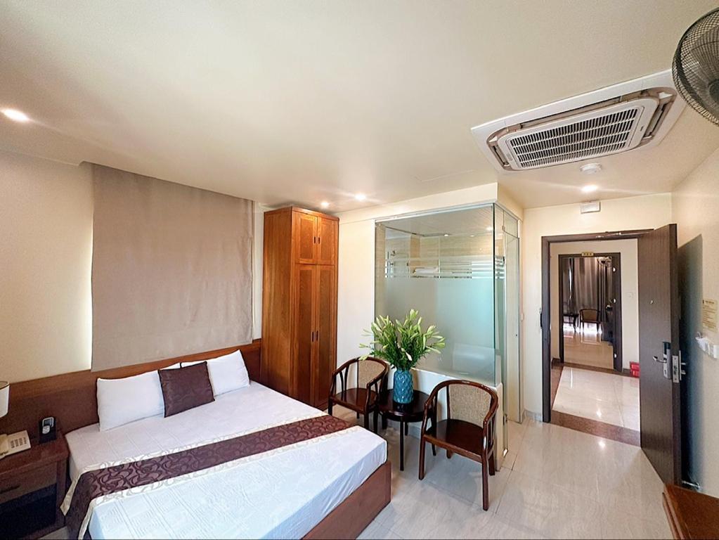 Postel nebo postele na pokoji v ubytování Hanoi B Hotel & Travel - 5 mins Hoan Kiem lake