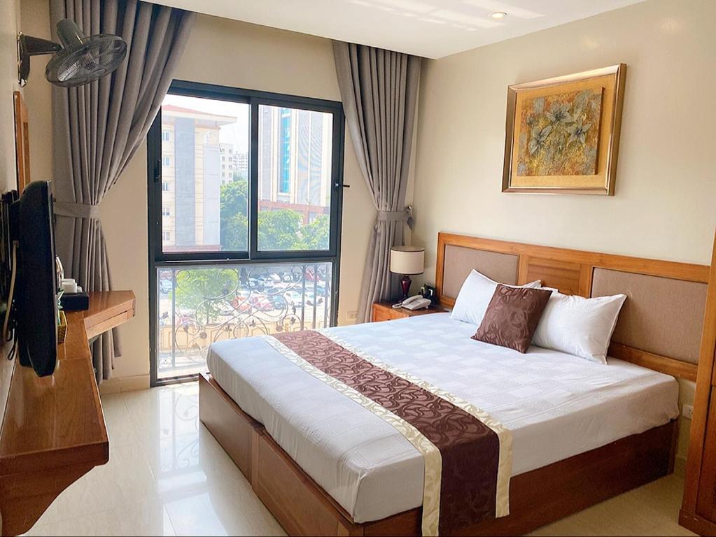 Postel nebo postele na pokoji v ubytování Hanoi B Hotel & Travel - 5 mins Hoan Kiem lake