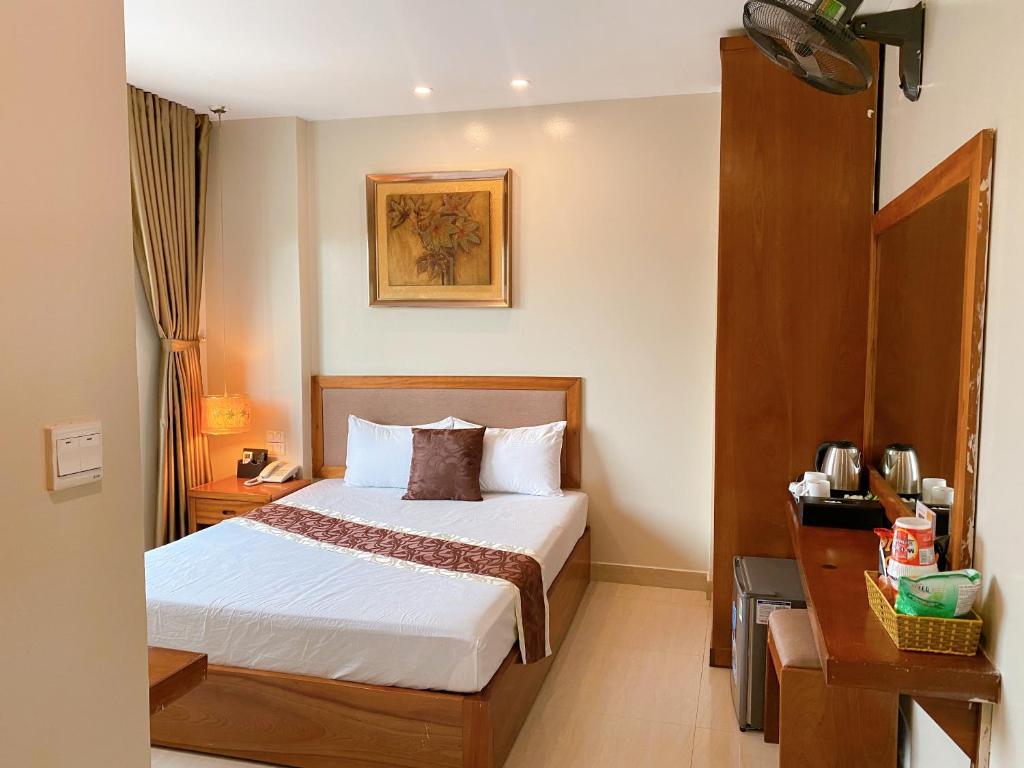Postel nebo postele na pokoji v ubytování Hanoi B Hotel & Travel - 5 mins Hoan Kiem lake