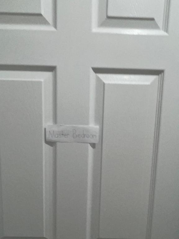 een deur met een bord waarop staat: bij KEDLAYA’s house in Oakville