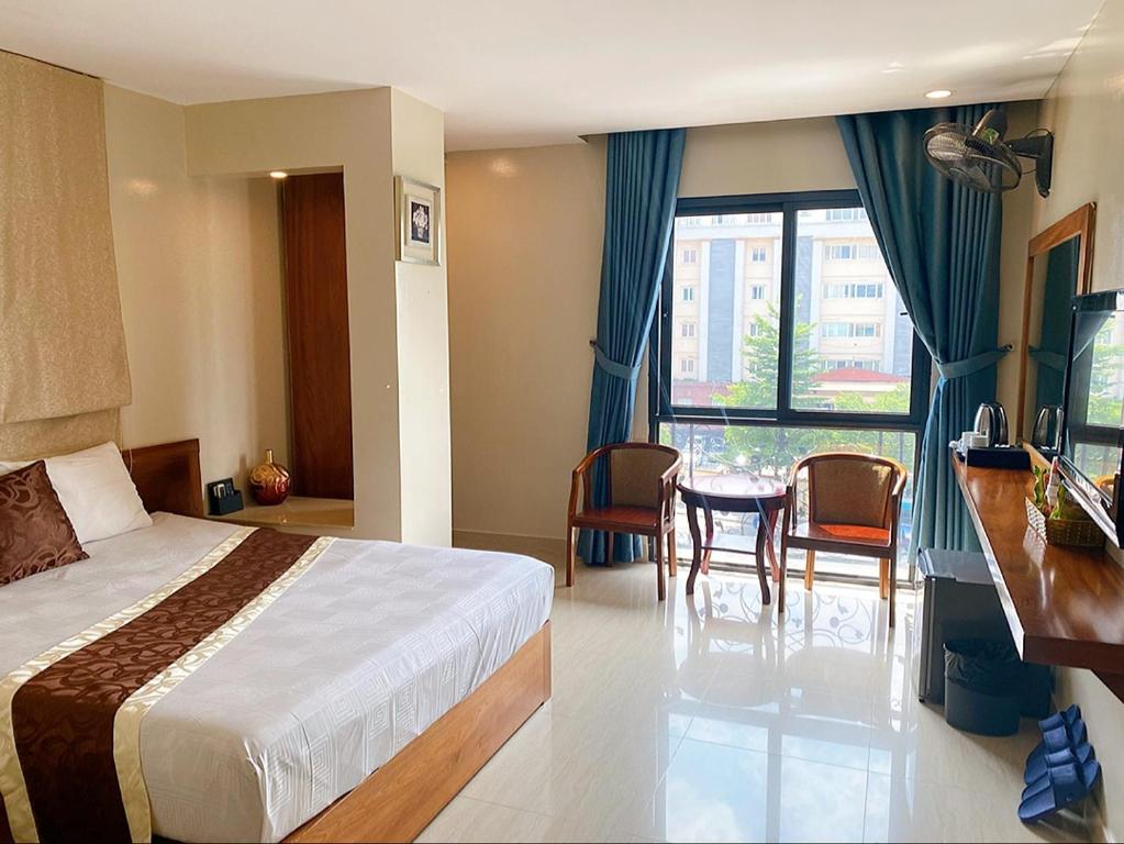 Postel nebo postele na pokoji v ubytování Hanoi B Hotel & Travel - 5 mins Hoan Kiem lake