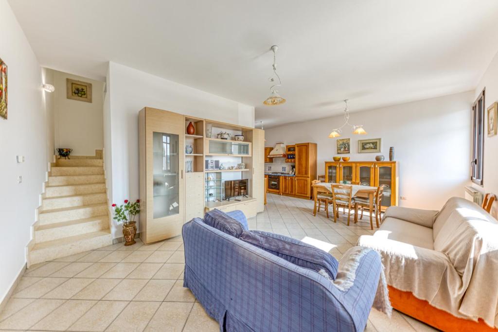 een woonkamer met 2 banken en een keuken bij Villa Maria Matino - Happy Rentals in Matino
