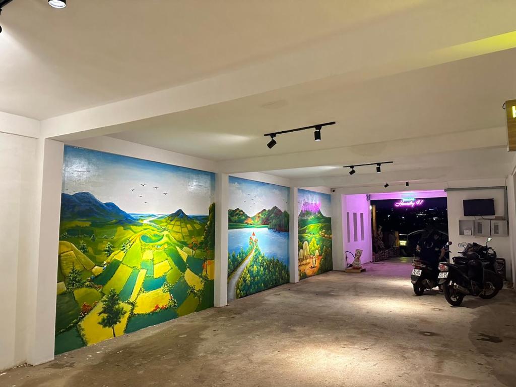 um quarto com várias pinturas nas paredes em COFFEE & HOMESTAY 41 em Pleiku