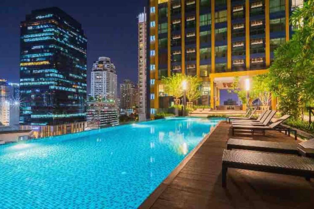 - une grande piscine avec vue sur la ville la nuit dans l'établissement 【温馨两居室】伦披尼公园/主干道CBD/俯瞰城市绿肺/私家公寓, à Bangkok