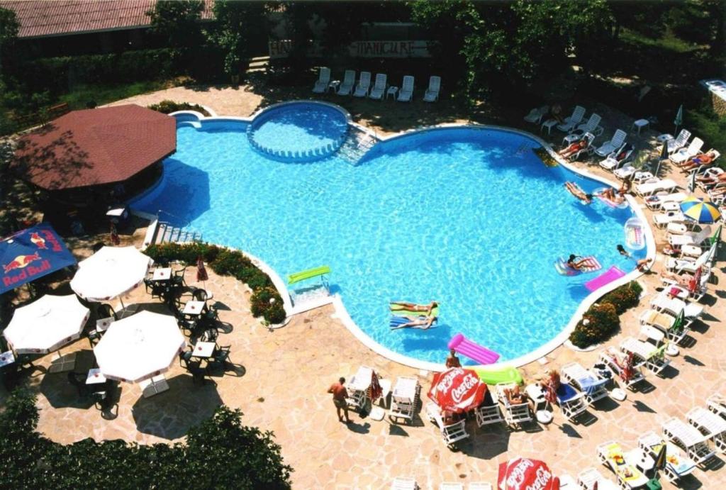una vista aérea de una piscina con sillas y sombrillas en Olymp Hotel, en Sunny Beach