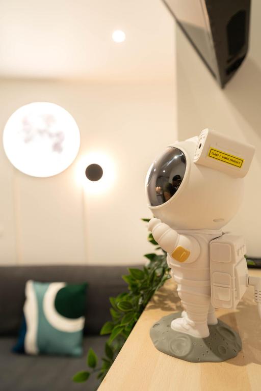 Un robot debout sur une table dans une pièce dans l'établissement Nice Coastal Studio, à Nice