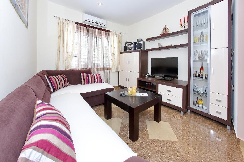 TV a/nebo společenská místnost v ubytování Apartments Melita