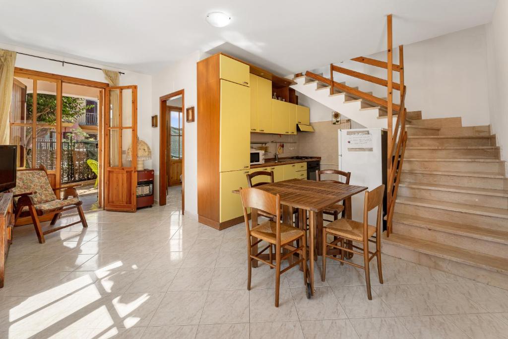 eine Küche und ein Esszimmer mit einem Tisch und Stühlen in der Unterkunft San Pietro's House in Villa San Pietro