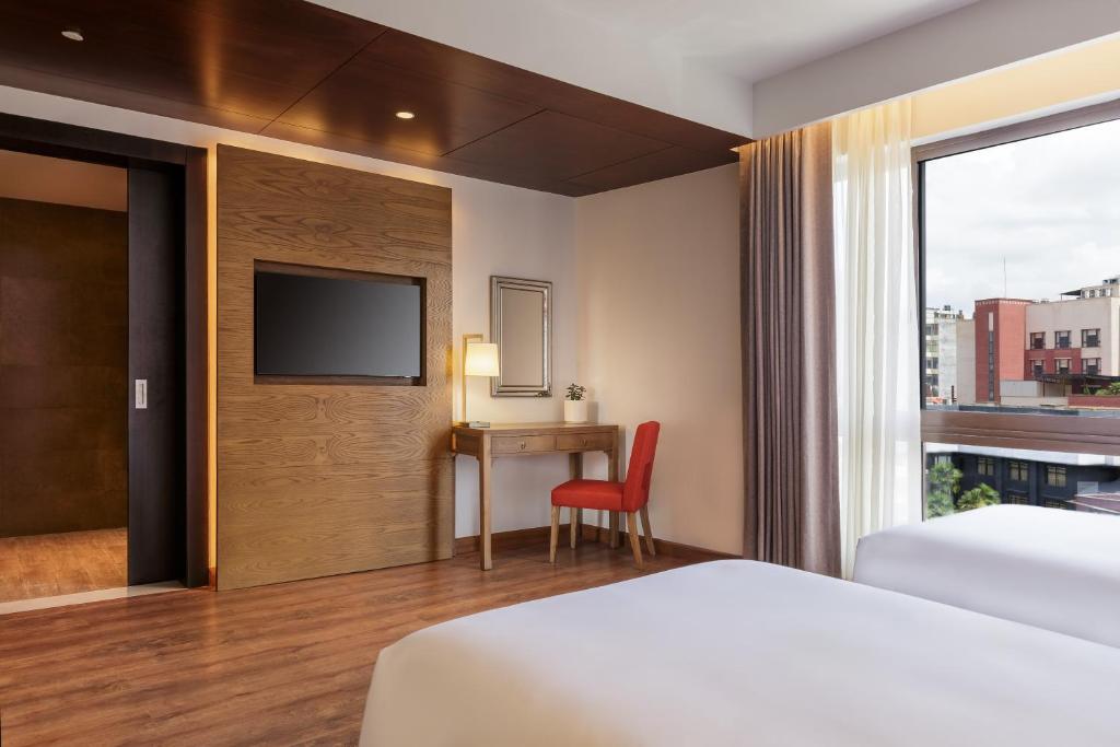 Postel nebo postele na pokoji v ubytování Dusit Princess Kathmandu
